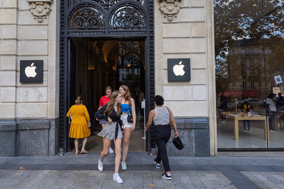 蘋果公司法國門市員工將發動罷工來爭取加薪，打亂iPhone 15的發售計畫。圖為法國巴黎的蘋果門市。 歐新社