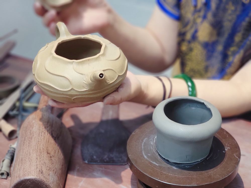 ▲宜興陶瓷博物館規劃了紫砂壺DIY活動，在陶藝老師一對一的教導下，輕鬆體驗製壺樂。（攝影／水靜葳環遊世界366天）