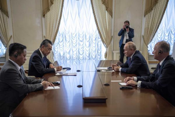 俄羅斯總統普亭與中共中央外辦主任王毅會談。     大陸外交部網站