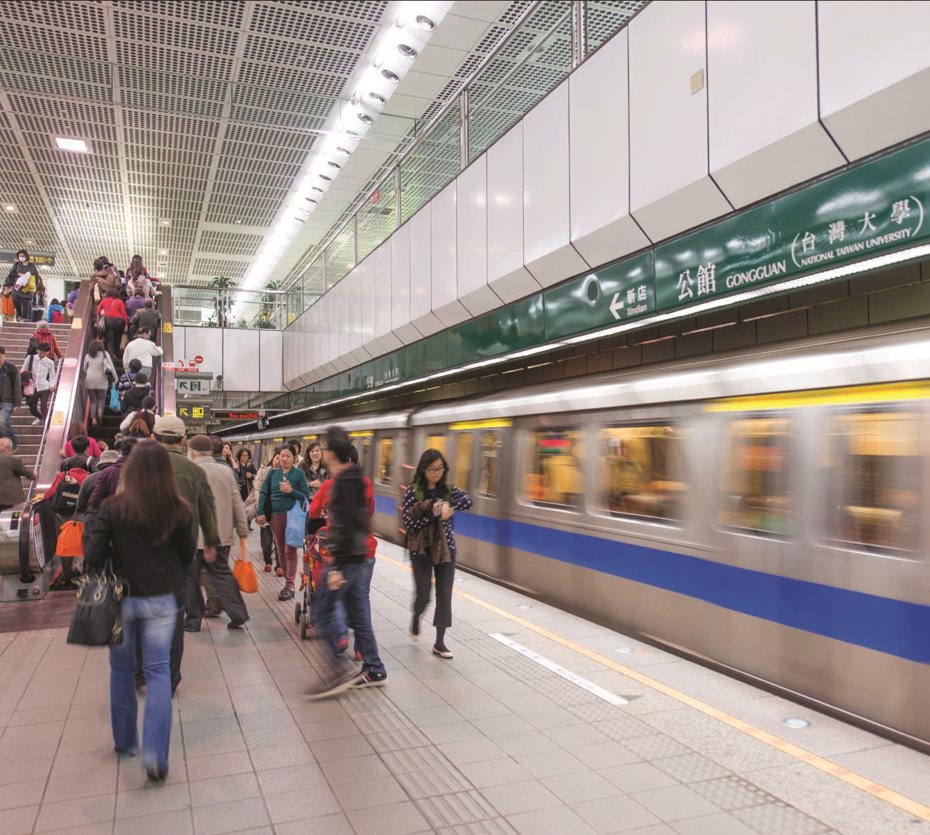 不少人好奇，台北捷運到底何時可像日本地鐵一樣，使用iPhone「嗶一下」進站。圖／聯合報系資料照