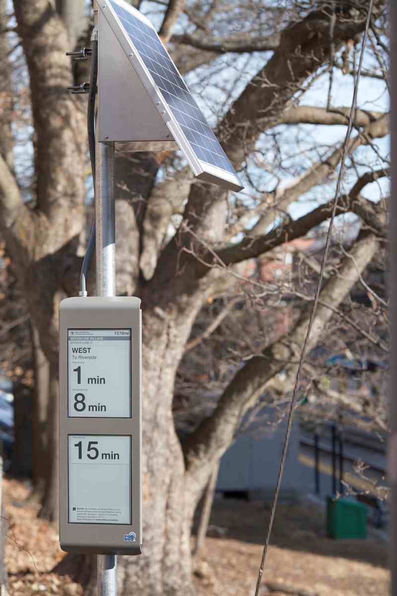電子紙具備節能特性，搭配太陽能板組成的公車站牌是兼顧智慧城市與永續的交通解決方案。元太／提供