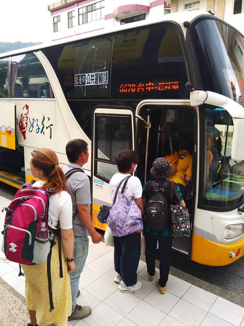 中秋連假從高鐵台中站搭乘台灣好行南投客運6670路線，就可以輕鬆到達日月潭，而持電子票證搭乘票價更只要73元。圖／台中區監理所提供