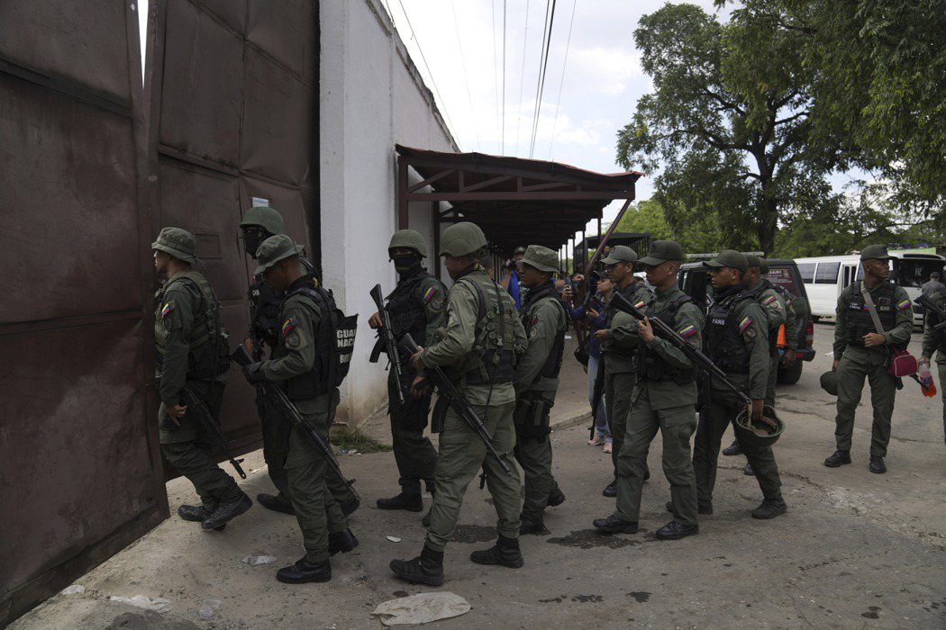 委內瑞拉派出1萬1000名士兵，奪回規模最大監獄之一的拖考龍監獄。美聯社