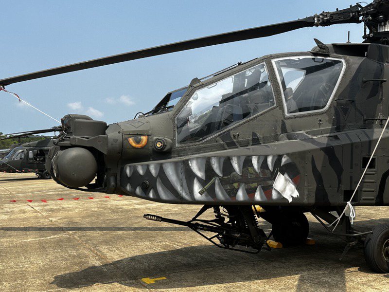 陸軍司令部上午舉行湖口基地營區開放全兵力預演，經航特部601旅「調整」過後的AH-64E型阿帕契「暗光虎鯊」彩繪機首次曝光。記者洪哲政/攝影