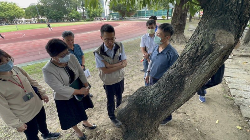 羅一鈞（中）今上午前往台南大學視察校園防治工作情形，一路看校園植被、檢視樹洞填土，以免孳生病媒蚊。記者李文德／攝影