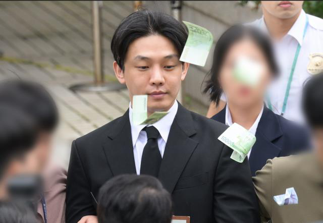 劉亞仁被民眾當面砸鈔票。圖／摘自首爾經濟