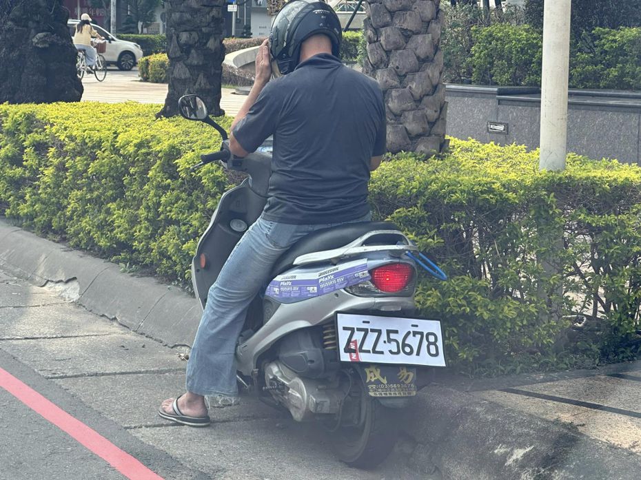 新竹縣一名男子騎乘機車行經竹北市光明六路東一段時，被後方民眾拍下車牌「怪怪的」。圖／翻攝自竹北人有事嗎