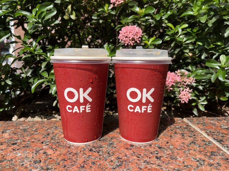 OKmart於9月21日至9月23日推出「咖啡買2送1」活動，至全台900間門市購買大杯莊園級美式咖啡、大杯莊園級拿鐵（不限冰熱）可享同品項買2送1優惠。圖／OKmart提供