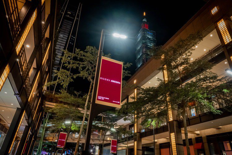 除了全世界40多個城市，台北信義區香堤大道街頭也可看到GUCCI的LED路燈旗，預告大秀的即將展開。圖 / GUCCI提供