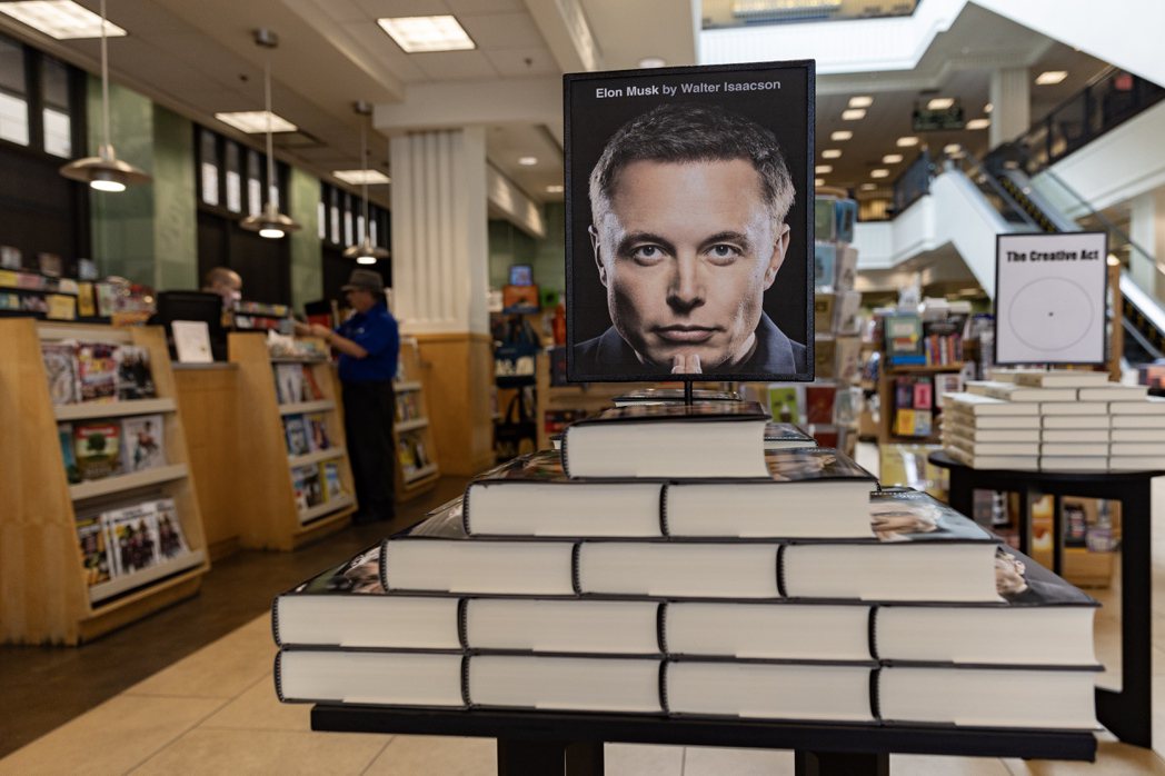馬斯克的傳記《伊隆．馬斯克》，12日上市時，展售在書店明顯位置。  歐新社