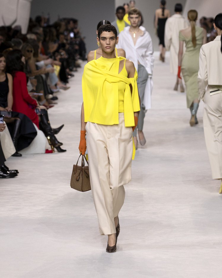 鮮跳的檸檬黃色主要取自Karl Lagerfeld為FENDI設計的1999春夏女裝系列。圖／FENDI提供
