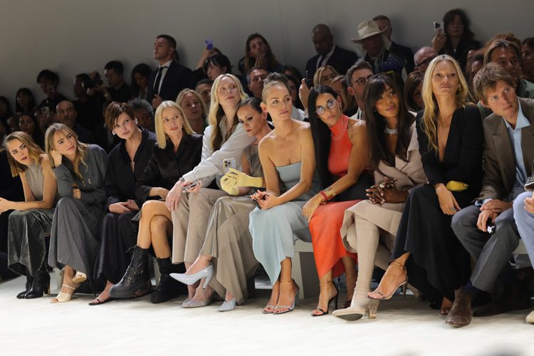 （由左至右）超模卡拉迪樂芬妮（Cara Delevingne）、英女星蘇琪沃特豪斯（Suki Waterhouse）、超模琳達伊凡吉莉絲塔（Linda Evangelista）、澳洲女星娜歐蜜華茲（Naomi Watts）、女星關朵琳克莉絲蒂（Gwendoline Christie）、克莉絲汀娜蕾奇（Christina Ricci）、超模Amber Valletta、女星黛咪摩兒（Demi Moore）、超模「黑珍珠」娜歐蜜坎貝兒（Naomi Campbell）、凱特摩絲（Kate Moss）及其男友Nikolai von Bismarck。圖／FENDI提供
