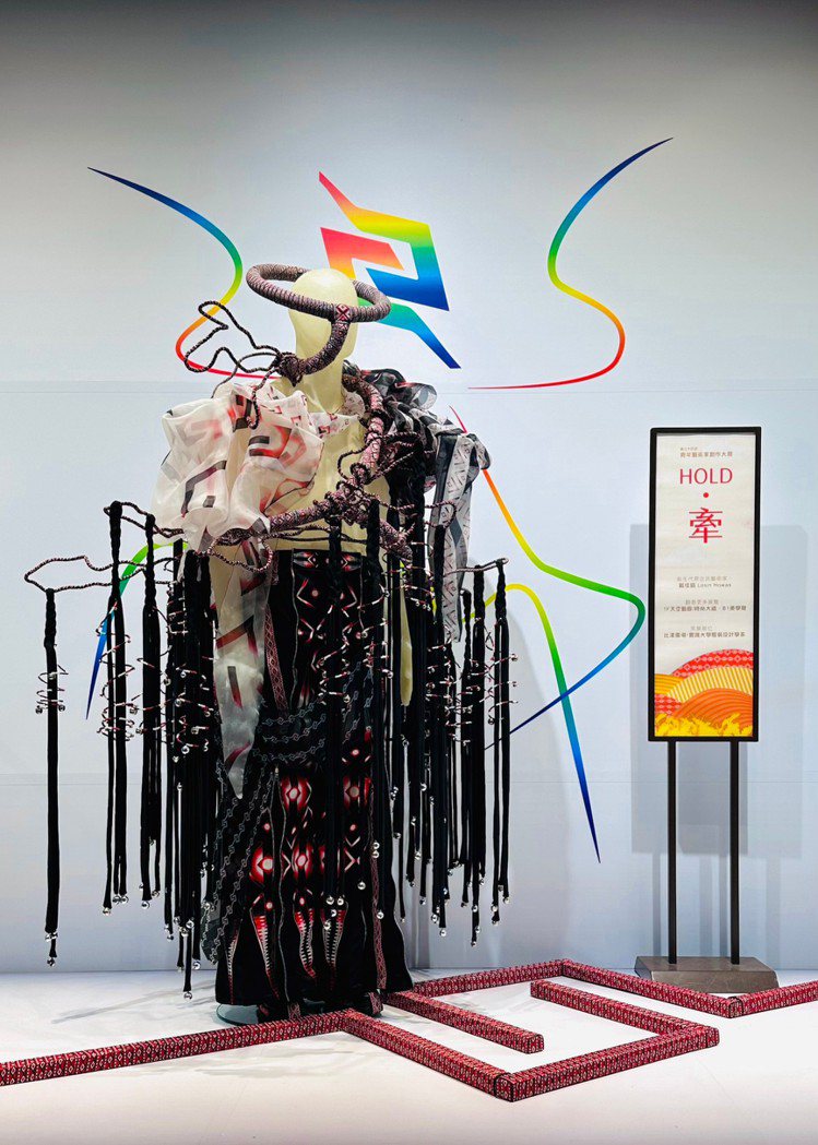 比漾廣場青年藝術家大展，新生代原住民藝術家戴佳錩Losin Howas推出「HOLD．牽」系列作品。圖／比漾廣場提供