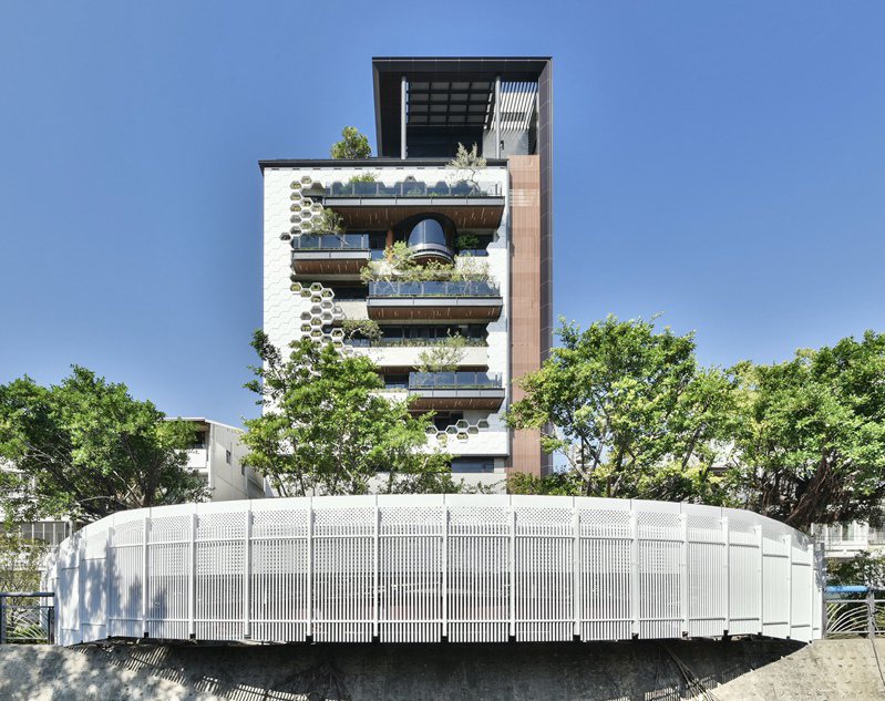 「丰二三」是中台灣的蜂巢建築地標。記者宋健生/攝影