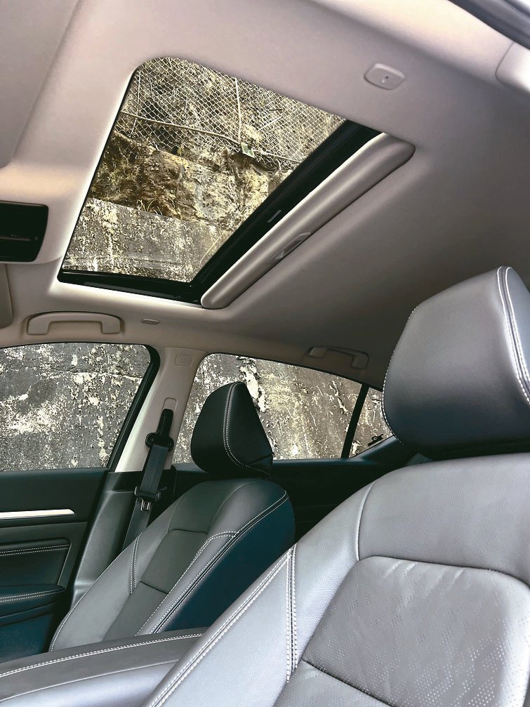全景式天窗帶來更通透明亮的車室感受。 圖／陳志光