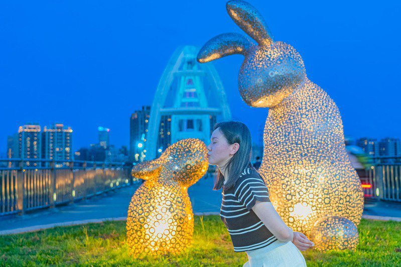 新月橋夜間景觀「Nice 兔 meet you！」。 圖／新北高灘處提供