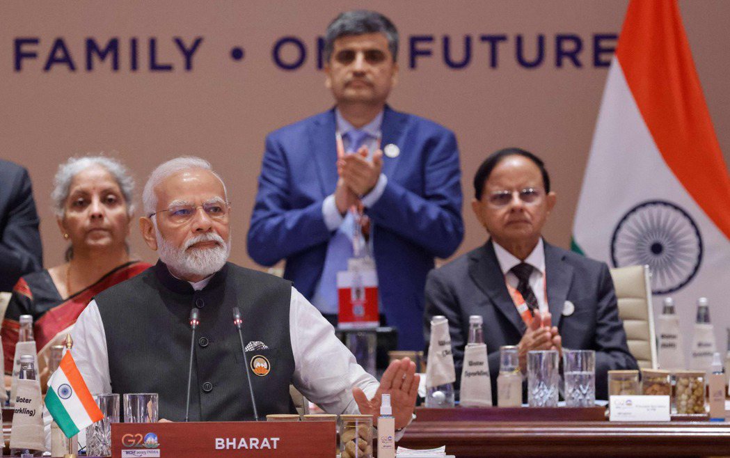 印度總理莫迪在主持會議時，其座位前面的國家名牌不是印度（India），而是婆羅多...