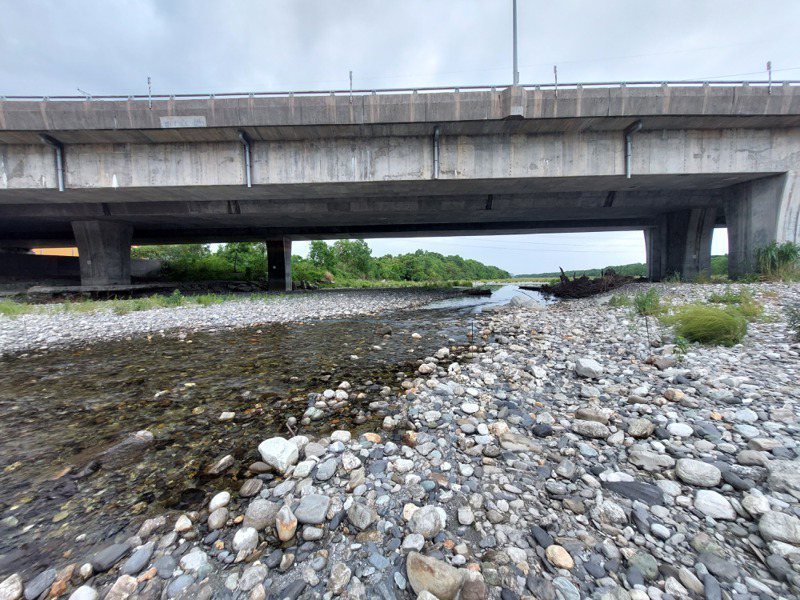 新城溪靠近國道五號段，河床上只剩一條細流。 記者陳敬丰／攝影
