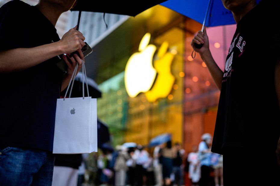 蘋果iPhone 15系列今正式開賣，全球各地蘋果直營店也吸引不少粉絲朝聖購買。（示意圖／路透）