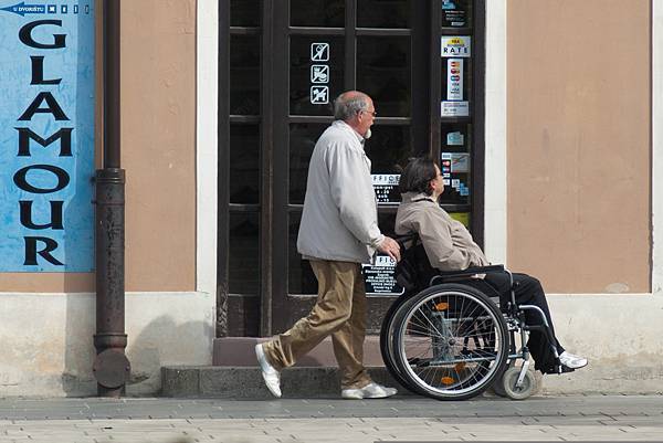 雙老家庭面臨老化問題，將來照顧將由誰來接手呢？ 圖／Pixabay