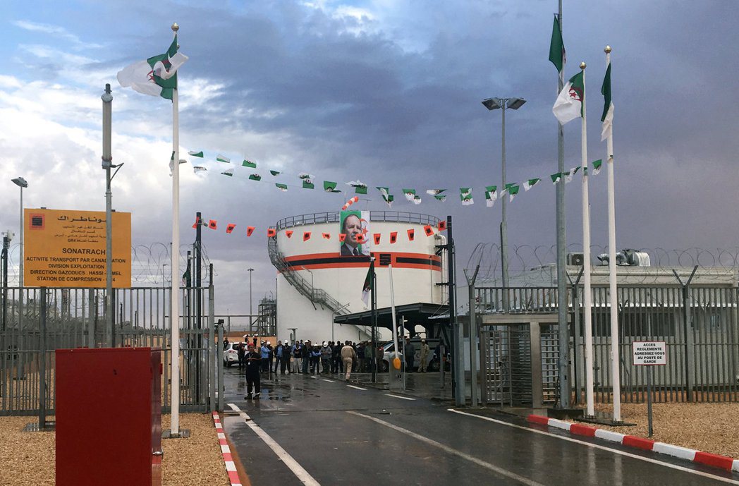 2018年阿爾及利亞國營天然氣公司的儲存槽一隅，上方懸掛著前總統包特夫里卡（Ab...