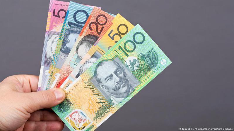 澳洲聯邦政府22日公布的最新報告顯示，上一個財政年度聯邦政府擁有221億澳元（約142億美元）的財政盈餘，這也是15年來首次出現盈餘。圖／德國之聲中文網