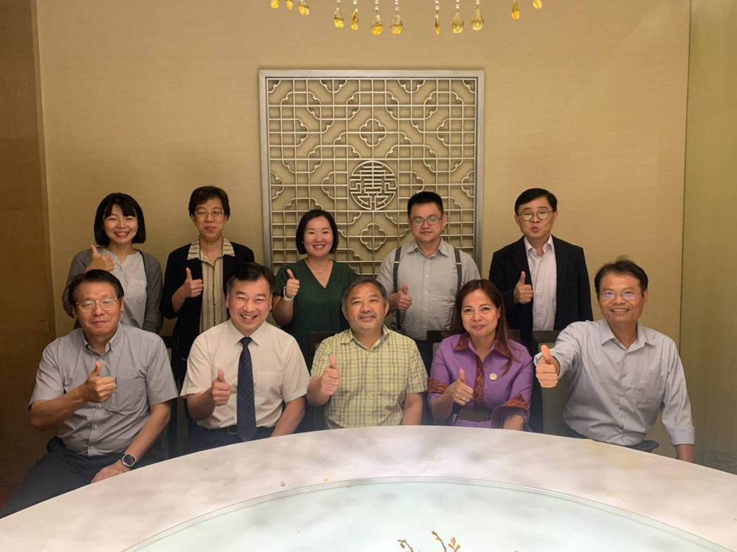 校長李天祥(前排左2)帶領校內團隊與菲方貴賓合影。 崑山科大/提供。