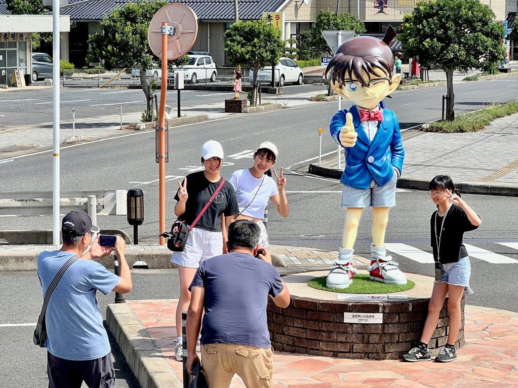 在柯南的故鄉鳥取《柯南之家 米花店街》旁，不時有台灣旅客找柯南雕像合拍。 圖／陳...