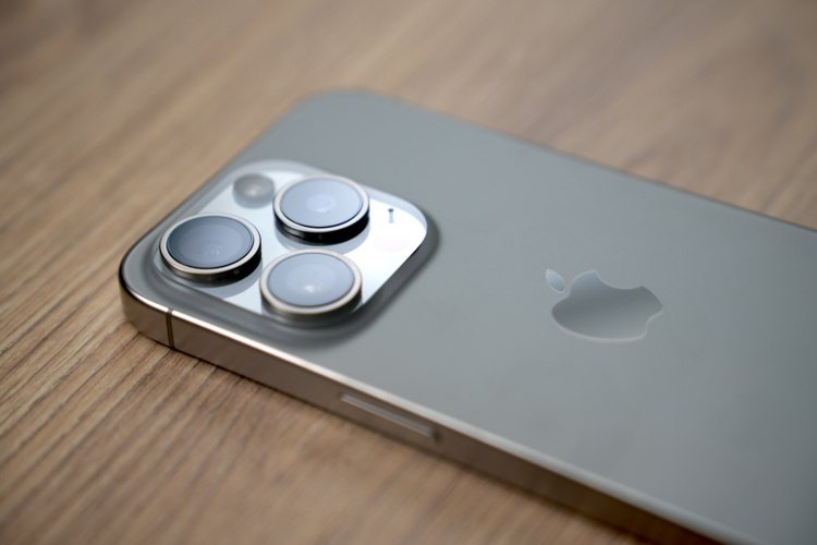 iPhone 15 Pro的鈦金屬邊框採用全新精細刷紋表面，外框邊緣略微彎曲讓握持手感更好，但習慣加裝保護殼使用的用戶可能感受差異不大。記者黃筱晴／攝影