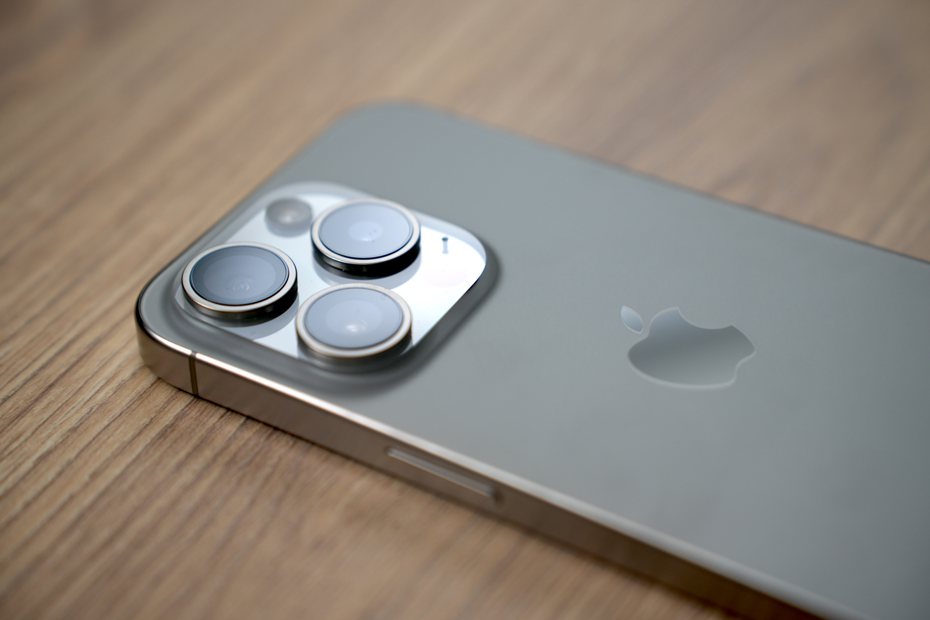 iPhone 15 Pro的鈦金屬邊框恐有變色疑慮，蘋果提供這1解方秒恢復原樣。記者黃筱晴／攝影
