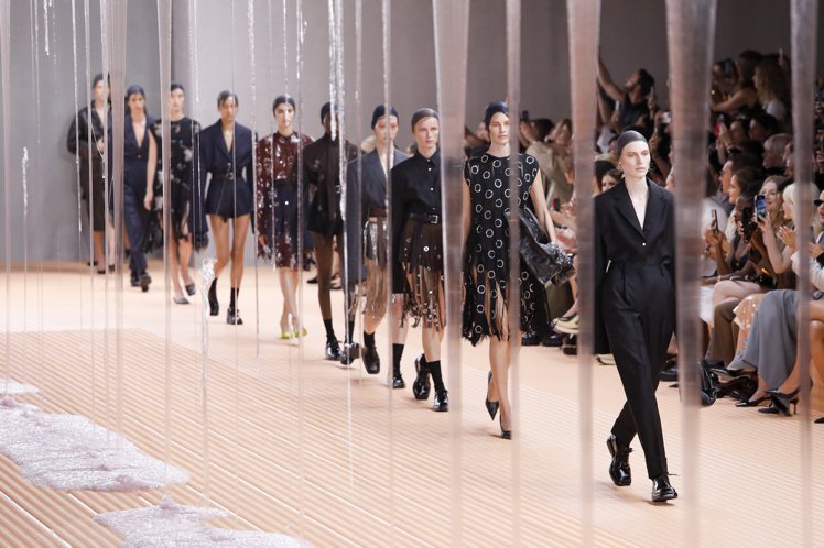 2024春夏Prada的女裝群像：有機、流動、甜美也中性，並以極具個性的風格呈現。圖／Prada提供