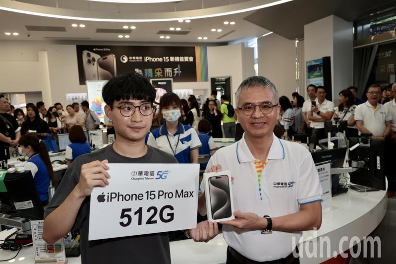 中華電信台北東區服務中心上午8點率先開賣iPhone 15，中華電信董事長郭水義（右）從88位排隊購票們的果粉中，加碼抽出iPhone 15 Pro Max 512G。記者黃義書／攝影