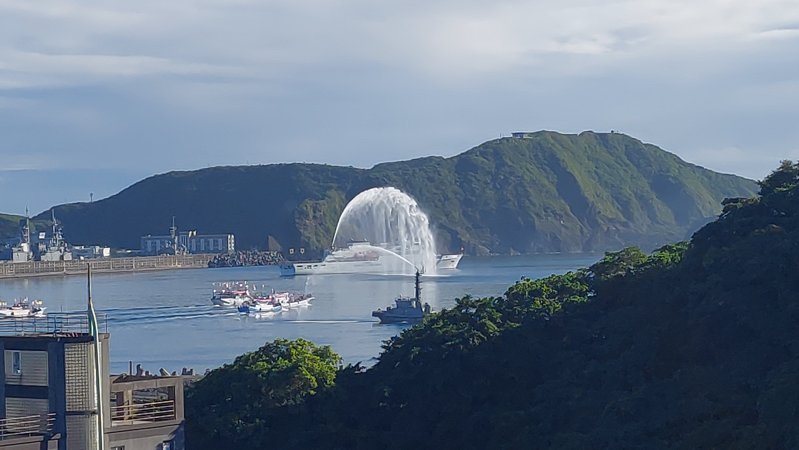 海巡艦船包含4000公噸級的新竹艦在港口噴射水柱，恭送媽祖出港。記者陳敬丰／攝影