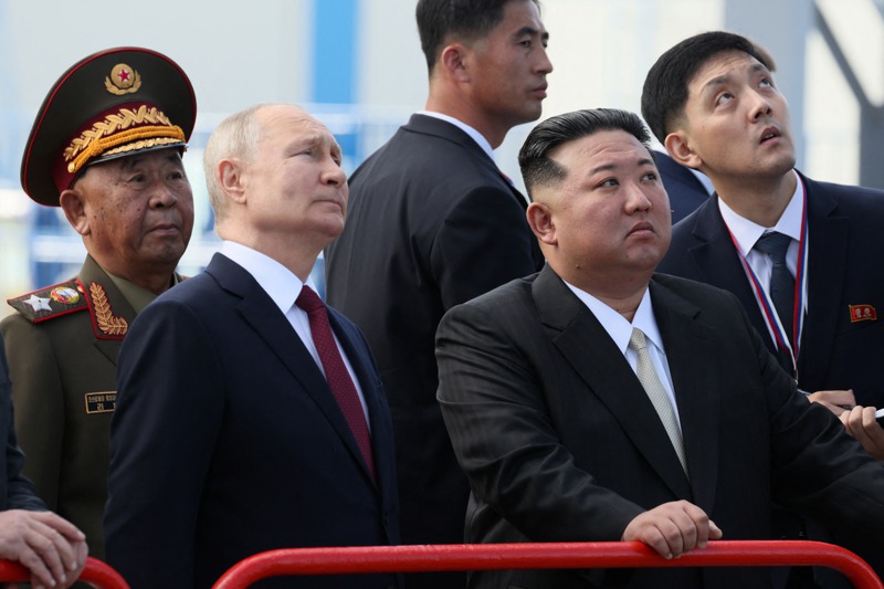 俄國總統普亭（前左）9月13日帶領北韓領導人金正恩（前右）參觀東方太空發射場。路透