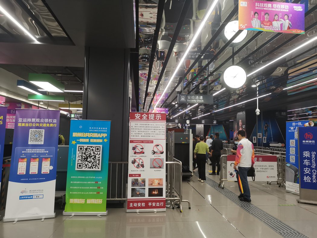 確保搭乘地鐵安全，杭州地鐵安檢也引入X光掃描機，不管隨身包包大或小，進站前都需經...