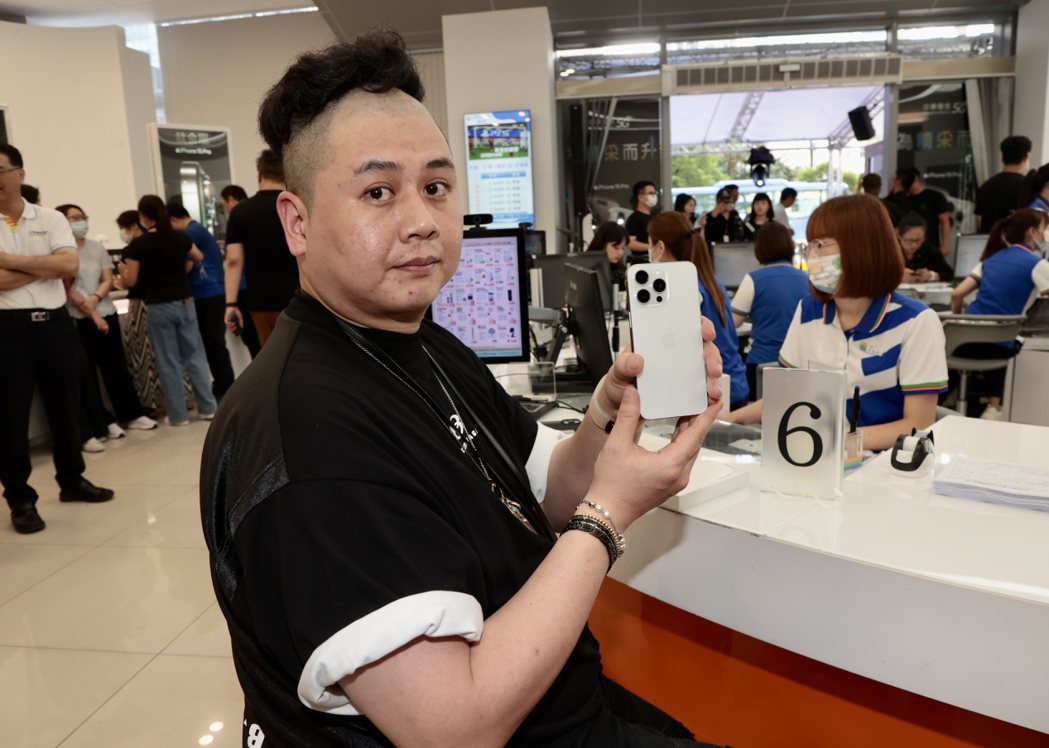 iPhone 15 新機首賣，中華電信台北東區服務中心上午率先8點開賣。排在首位...