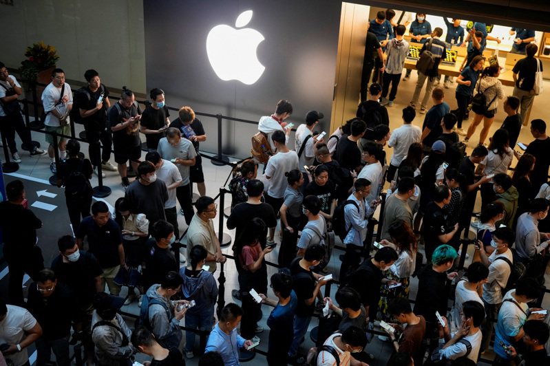 蘋果iPhone 15新機開賣，圖為上海門市的排隊人潮。路透