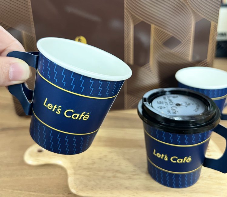 補班日提神必喝，Let’s Café義式濃縮咖啡帶來更濃厚體驗。圖／全家便利商店提供