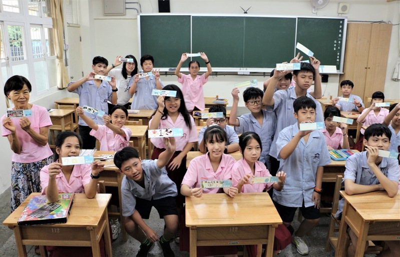 新泰國中日補校學生共同創作置物籃名牌。圖／新北市教育局提供