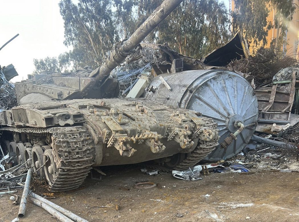 以色列軍方一輛退役多年的梅卡瓦2型戰車日前遭人從軍事訓練區偷走，然後丟到了一個垃...
