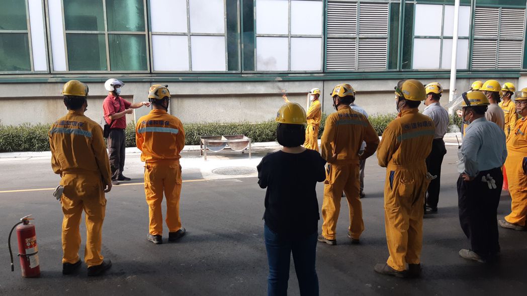 這個月20日八里垃圾焚化廠進行廠區「危險物品消防編組演練」，以強化火災初期搶救能...