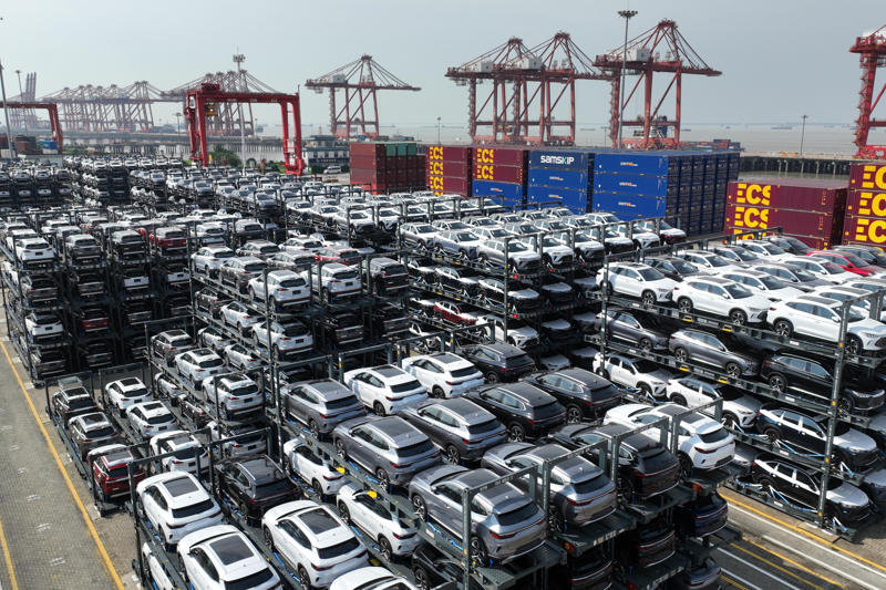 今年1至8月，大陸汽車出口已達到294.1萬輛，較去年同期成長61.9%。圖為今年7月，江蘇太倉港一批新能源汽車正準備裝船出口。新華社