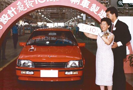 1986年7月飛羚101於三義工廠下線，總裁吳舜文與嚴凱泰共同掛牌。裕隆／提供