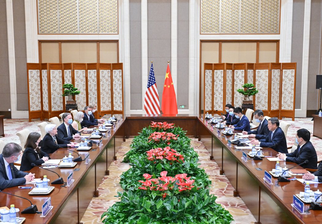 中美宣布成立經濟領域工作組。圖為大陸國務院副總理何立峰7月在北京會見來訪的美國財...