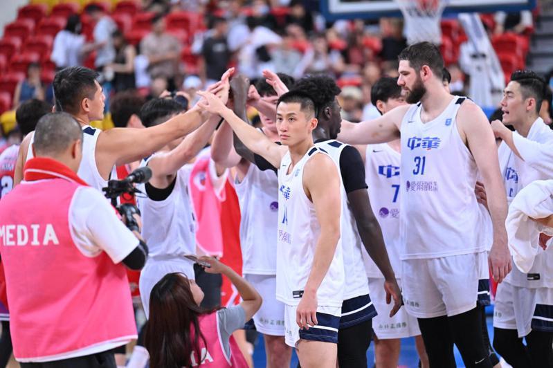 上屆亞運打進4強的中華男籃，昨天已經抵達杭州，以分組第一為目標。 圖／籃協提供