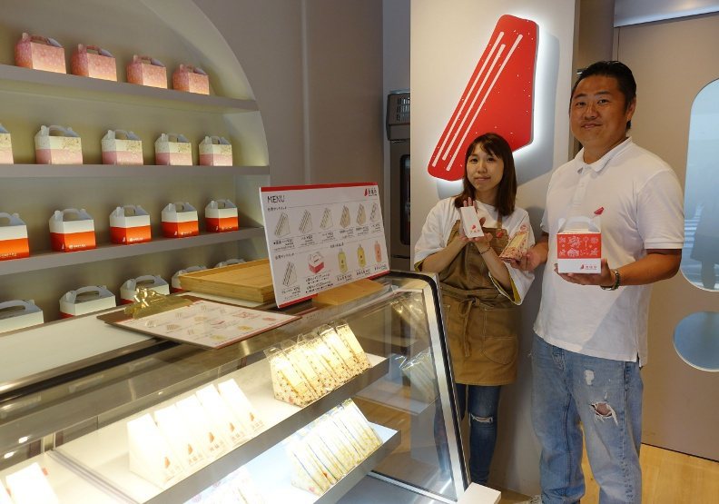 黃哲誠（右）每天親自打理店內，現階段最大目標是打進日本百貨超市。陳思豪攝