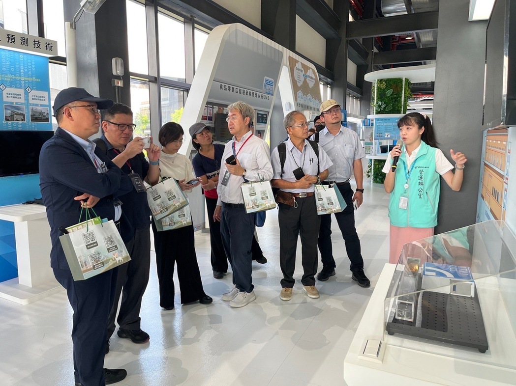 綠能科技示範場域導覽人員帶領參訪貴賓至「時光迴廊」回顧臺灣能源發展重要的各個里程...