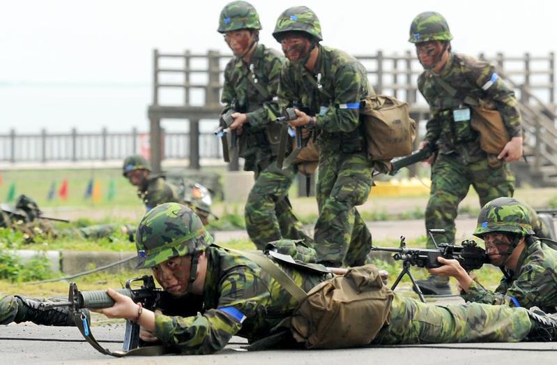中國大陸對台軍事威脅不斷增加。圖為役男操練情形。(本報資料照片)