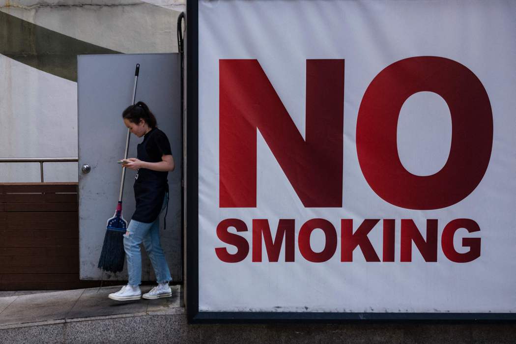 英國首相蘇納克考慮推出措施，禁止當地下一代民眾買菸。法新社