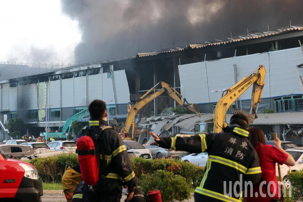 屏東科技園區明揚國際公司大火，一共造成4死6失蹤102人受輕重傷，消防人員仍在持...